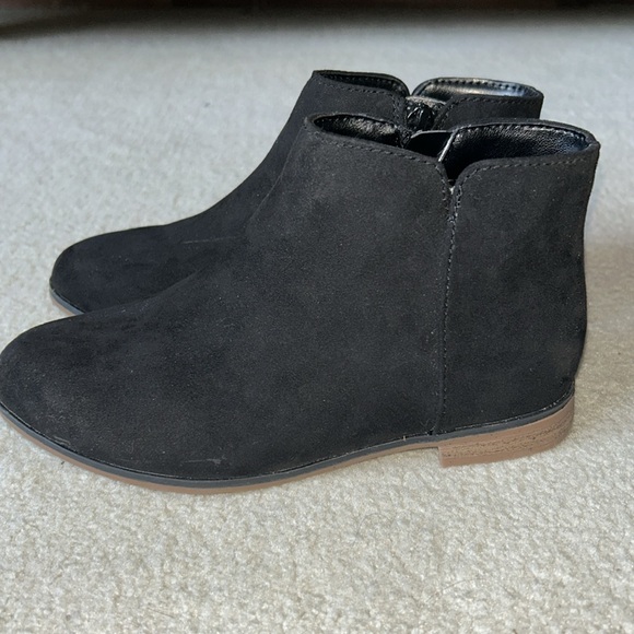 LIKE NEW Cat & Jack Black Suede Ankle Boots - Picture 5 of 7